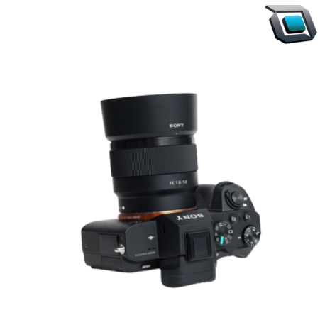 Cámara Sony Alpha A7 III full frame con lente Sony 50mm, combinación ideal para fotografía profesional con excelente rendimiento en retratos, baja luz y grabación en 4K.