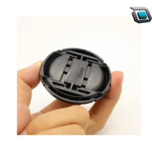Tapa protectora para lente de cámara compatible con diámetros de 52, 55 y 58 mm, con sistema de seguro central y cordón anticaída para mayor seguridad.