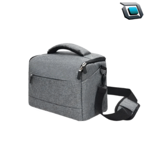Bolso de hombro gris de nylon para cámara fotográfica con capacidad de 7.5 litros, interior acolchado y divisores ajustables para proteger el equipo.